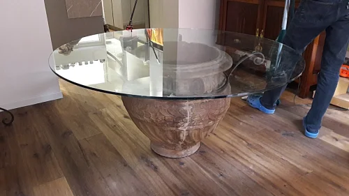 Particolare del tavolo ricavato da un vaso antico